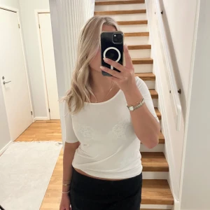 T shirt!! - Snygg och skön vit T-shirt med trekvarts ärm och rund krage!!Jätte najs som bas plagg!!!