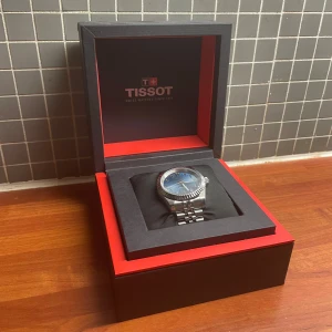 Seiko mod klocka  - Säljer nu denna seiko mod som är helt ny aldrig använd. Klockan har nh35 movement  arabic sky blue dial och glass bak så man kan se insidan av klockan. Just den boxen som syns kommer inte med. Men det kommer med extra länkar till armbandet 