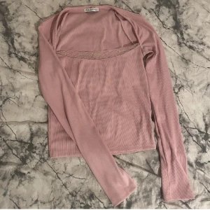 Rosa tröja - Jättesöt rosa topp med spets💞ribbad och använd ett fåtal gånger☺️Från stradivarius💞