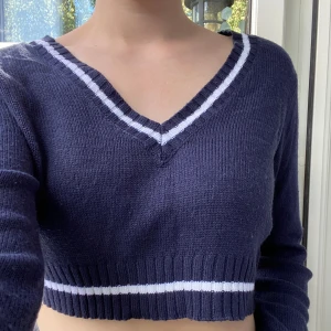 Kort tröja - (Det är spegeln som är smutsig inte tröjan) Snygg mörkblå croppad tröja. Använd fåtal gånger. Säljer då jag redan har en liknande💙 
