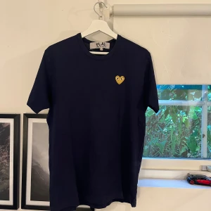 Cdg t shirt - Säljer min mörkblå cdg t shirt som är sparsamt använd. Det är storlek L men sitter mer som en M då de är små i storleken. Skicka dm vid frågor