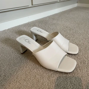 Klackar  - Fina klackar, använda 2 gånger, jättebra skick!! Storlek 40 men skulle säga att dom även passar en 39.