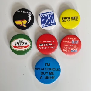  - 7 pins med olika texter 🖤 Priset är för alla "Parental advisory"-märket saknar säkerhetsnål på baksidan och den gula har en pytteliten fläck, i övrigt är de i perfekt skick.