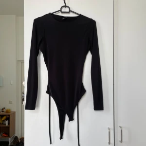 Topp med öppen rygg - I bra skick🖤Köpt från Gina Tricot 2020✨