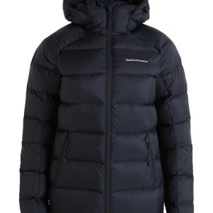 Svart dunjacka från Peak Performance - Säljer en snygg och varm svart dunjacka från Peak Performance. Jackan har en stilren design med dragkedja och huva, perfekt för kalla vinterdagar. Den är långärmad och har en normal passform. Perfekt för både vardag och utomhusaktiviteter! Stl S! ( inte mina bilder) kom pm för flera bilder!