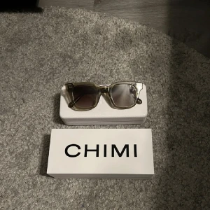 Chimi  - Chimi solglasögon i topp skick Använda fåtal ggr förra sommaren. Köpta på Nk, kvitto finns.