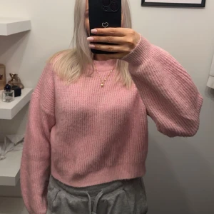 Stickad tröja - Rosa stickad tröja som är litr kortare i modellen