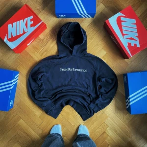 Peak Performance Storlek L - 💯Mörkblå Peak Performance Hoodie  👕Storlek L ✅Jättebra skick - inga fläckar eller hål Bara att skriva om du har frågor eller liknade 😊 