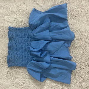 Volang kjol - Gullig kjol från neo noir! Jätte fin färg och endast testad. Hör gärna av dig vid frågor!❤️