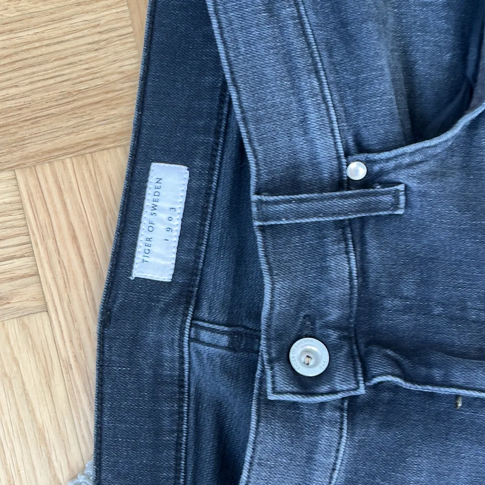 Svarta tiger of Sweden jeans i storlek 34x32 men sitter igenligen som 33 eller 32 i midja. Modellen är pistolero som sitter slimfit. Super snygga och sköna nu till hösten och vintern. . Jeans & Byxor.