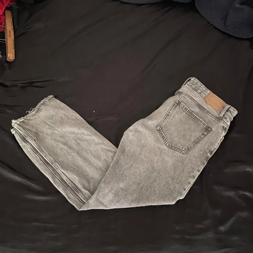 Säljer mina gråa ”grisch” jeans från Zara, köpt för 400 ny pris, öppen för prisförslag . Jeans & Byxor.