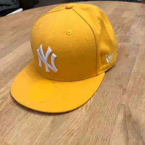 Skick 8/10 New era keps 60cm, hör av er vid frågor eller pris. Nypris 499kr