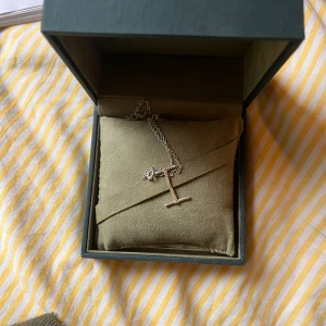 Maria Nilsdotter  - Bra skick, dock lite” beläggning” på som det blir på äkta silver smycken!, bokstaven  ”i” 45 cm. Box medföljer, dock en mindre än den på bilden, har inte kvittot kvar tyvärr, då det var en present men garanterar äktheten❤️ 