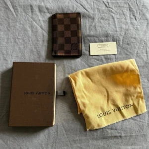 Louis Vuitton Damier Korthållare - Tjena! Säljer nu min LV plånbok, då jag har skaffat en ny! Bra skick hör gärna av er vid föer frågor eller funderingar!