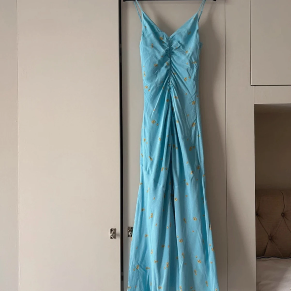 Adooreklänning med prislapp kvar