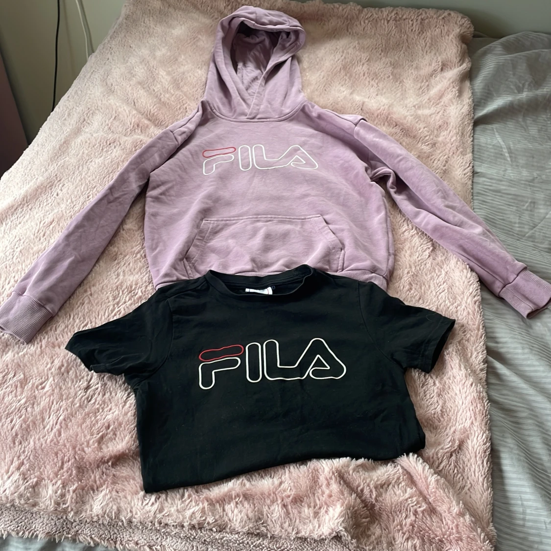 Fila hoodie och t-shirt i stl 134-140