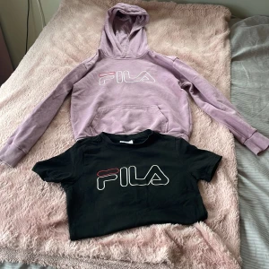 Fila hoodie och t-shirt i stl 134-140 - En lila Fila hoodie i stl 134-140.  En svart Fila t-shirt i stl 13-140. Bra stick. 