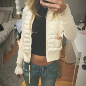 Nu säljer jag min super fina moncler cardigan ❤️ den är i bra skick finns bara några få defekter ❤️ tveka inte på att höra av er om ni har frågor❤️ (lånade bilder)❤️ pris kan diskuteras