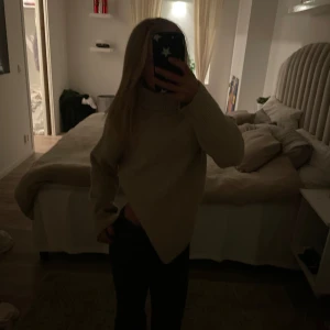 Zara tröja  - Stickad tröja med krage från zara, aldrig använd. Bra skick och super fin och mysig nu till vintern🥰