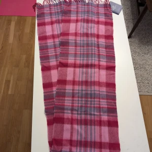 Sjal/halsduk i lammull - Oanvänd sjal/halsduk i äkta lammull från Edinburgh 