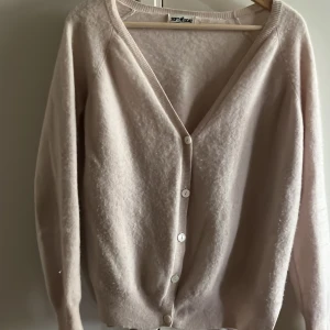 Mysigaste koftan från soft goat! - Säljer nu den mysigaste koftan från soft goat! Den är ljusrosa och helt perfekt nu till hösten.🌸💓