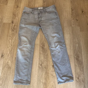 Jeans - Säljer mina tvär feta jeans ifrån Jack and Jones då de är för små. Modell Comfort/Mike. Storlek W29 och L30. Skick 10/10 knappt använda. Hör av er vid frågor.
