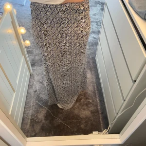 Lång kjol - En långkjol som från början var en klänning men jag har klippt av översta biten (se bild 3).