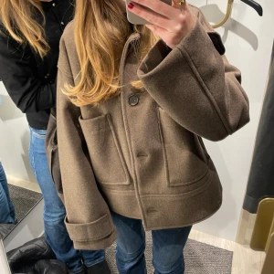 Kappa - Säljer denna fina bruna kappan från Kappahl!💕Använd ganska mycket och därför lite nopprig, nypris tror jag är 900kr!!