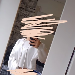 Vit croppad hoodie - Säljer en superfin vit typ en magtröja och hoodie som är perfekt för en chill dag. Den har en mysig huva och långa ärmar, vilket gör den både bekväm och stilren. Passar perfekt till jeans eller leggings för en avslappnad look. Hör av dig om du är intresserad! 🤍