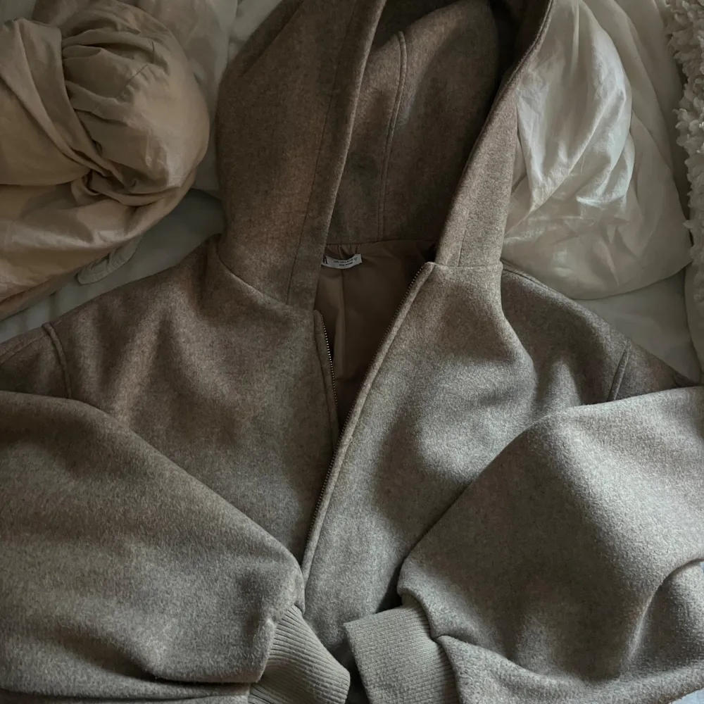 en jätte fin jacka/hoodie (man kan använda som båda) från zara.               färg - beige. Med satin som insida. . Jackor.