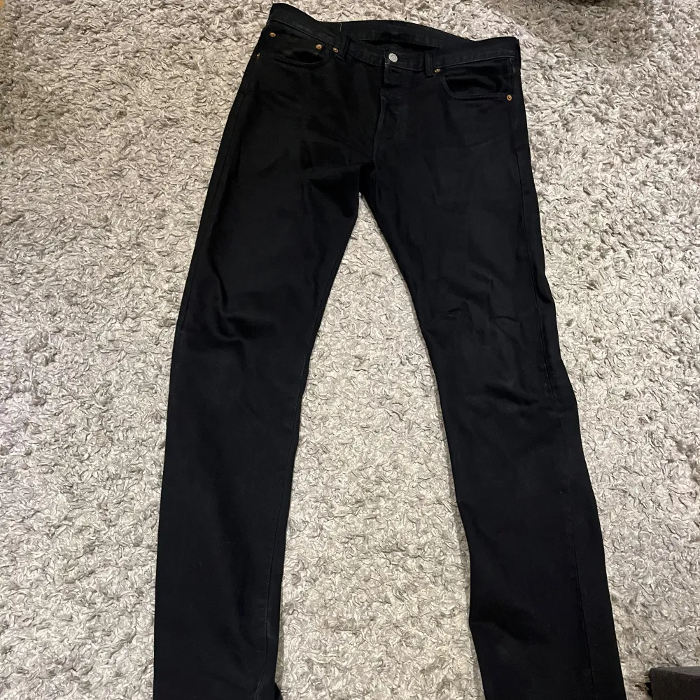 Använt i ca 1 år. Har kvar färg. Inga hål inget fel på jeanse. Säljer pågrund av att de är för små  Storlek 36L 32W. Jeans & Byxor.