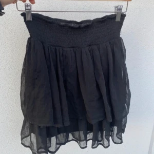 Svart volangkjol  - Svart volangkjol 😇