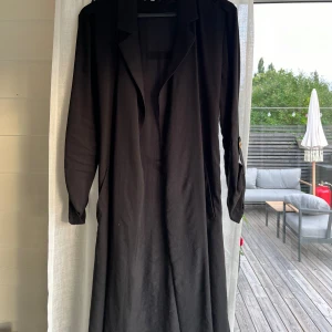 Trenchcoat  - Superfin tunn trenchcoat med två slitsar nedtill. Inköpt för flera år sedan men har mestadels häng i garderoben. Därav superfint skick! Storlek M 💗