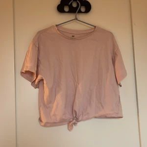 Rosa t-shirt - Hej, säljer min rosa tröja i storlek 152 då den är lite liten för mig💗