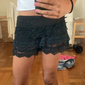 Spetsshorts - Köpta secondhand så vet inte var de är ifrån. Vet heller inte storlek, passar mig som har xs/s. Midjemåttet rakt över är 35 men det kan även stretchas ut tack vare materialet. Inga defekter. Pris kan diskuteras. Skriv vid frågor💗💗🔥