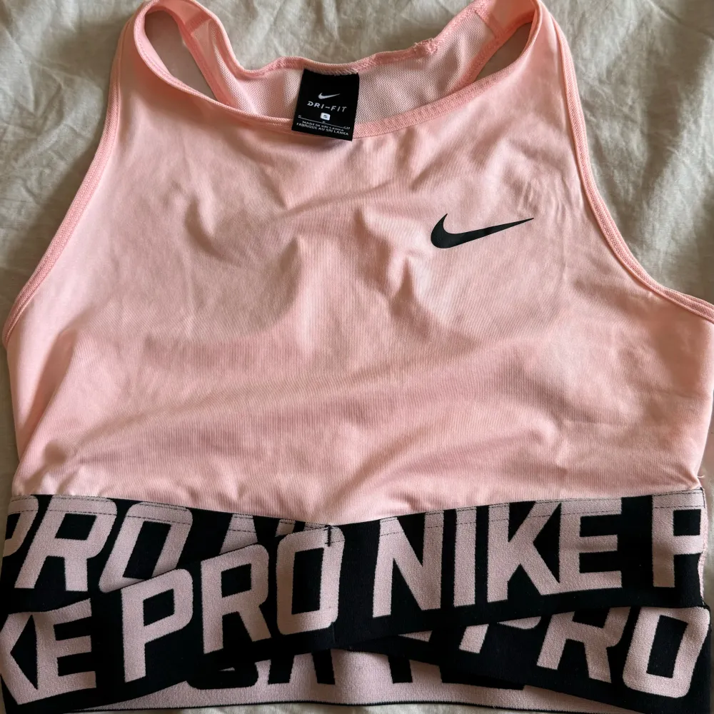 Oanvänt träningslinne ifrån nike. Sportswear.