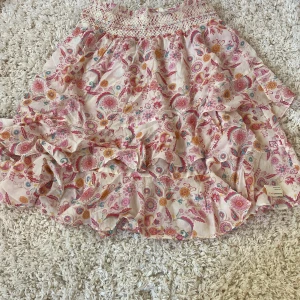 Jag säljer en oddmolly kjol som har använts få gånger den är rosa med detaljer som hjärtan och blommor - Nästan helt oanvänd det är stolek 1 motsvarar stolek S. 