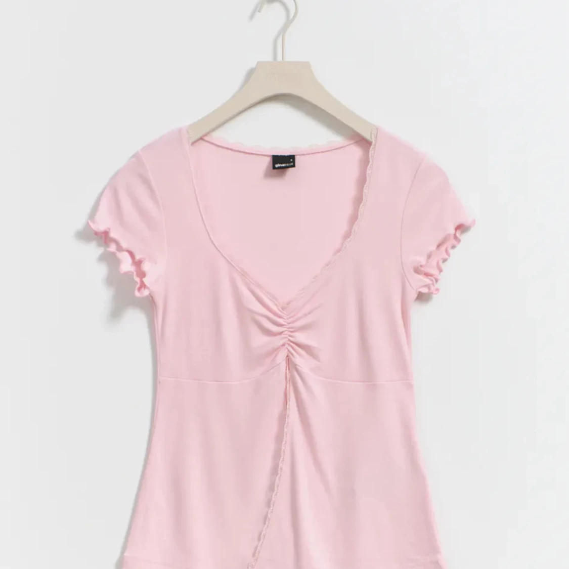 Rosa topp med volangdetaljer