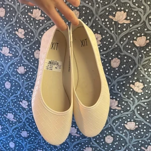 Beige/rosa ballerinaskor! - Ballerinaskor som aldrig varit använda med lappen kvar! Beige/rosa med flätmönster!!