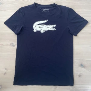Lacoste tshirt - Snygg Lacoste tshirt i bra skick. 