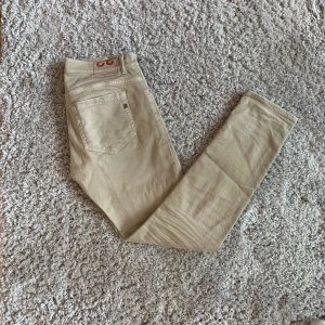 Dondup Jeans - Ett par Dondup jeans i modellen ”George” stl. 33. Hör av dig vid minsta fundering eller fråga;)
