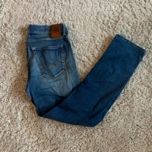 Replay Jeans - Ett par Replay Jeans i stl. 32/32. Liten defekt på loggan där några trådar är lösa. Hör av dig vid minsta fundering eller fråga;)
