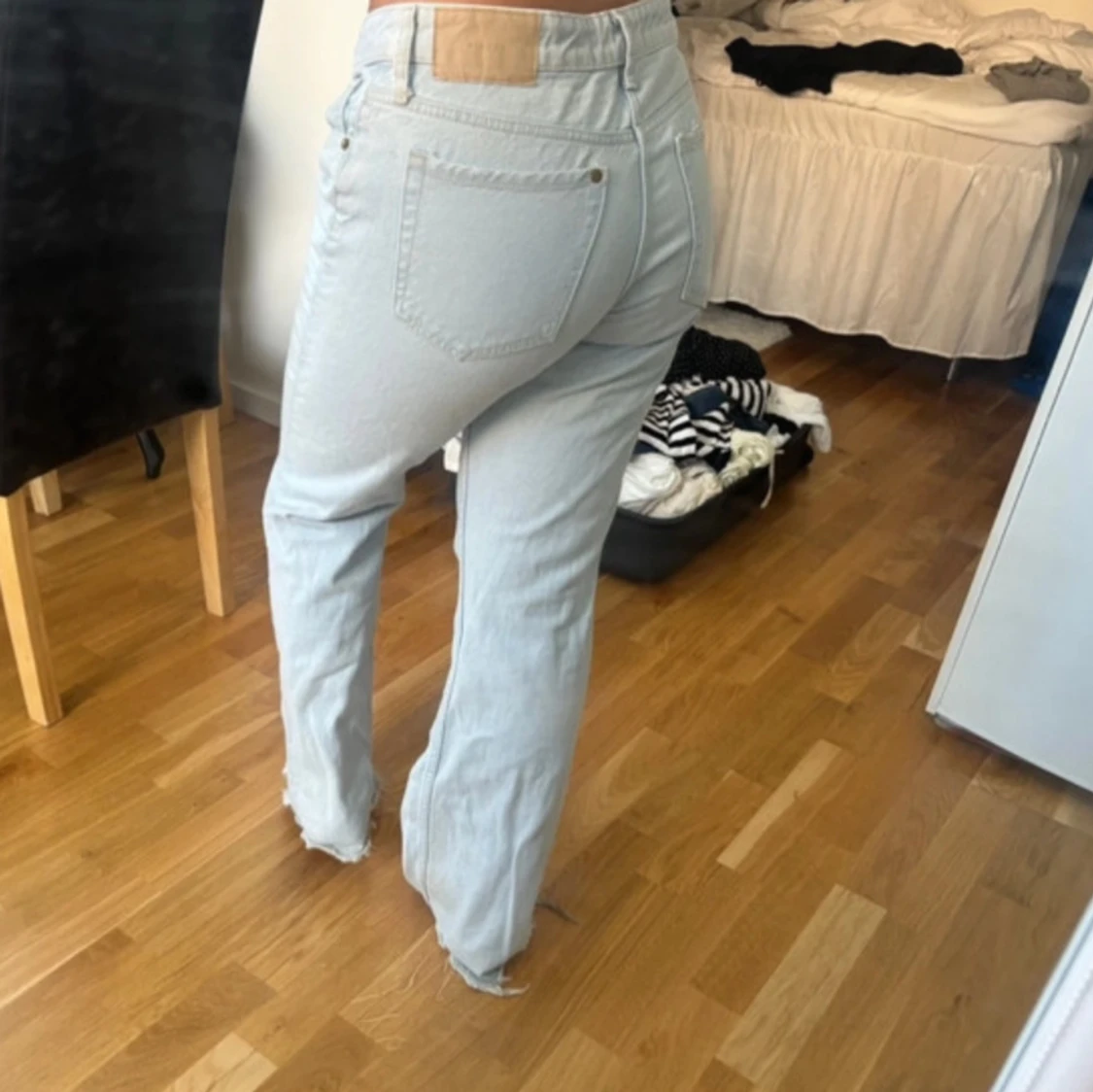Ljusblåa jeans med slits 
