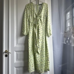 Klänning - Oanvänd klänning från Gina Tricot i storlek 38. Se defekt på sista bilden, det är längst ner på klänningen och går enkelt att döljas/lagas. 