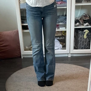 Bootcut jeans - Sjukt snygga jeans men tyvärr så kommer de inte till användning längre. De har också ett hål där bak vid fickan och därav priset.