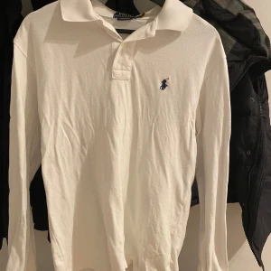 Ralph lauren långärmad piké - Snygg Ralph lauren piké sitter väldigt snyggt. Storlek M, använd ett fåtal gånger samt tvättad en gång. Nypris ligger runt 1500