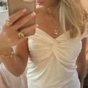 Off shoulder topp - Intressekoll på denna snygga toppen, inte mina bilder! Den är perfekt till fest eller bara fina tillfällen💗💗var helt ny när jag köpte den här på plick, endast använd 1 gång