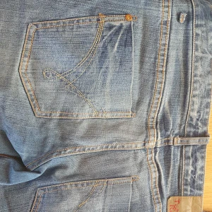 Jeans - Säljer dessa jeans för att de inte passar längre. De är bootcut, grå/blå och i väldigt bra skick. Är öppen för frågor och prisförslag💕
