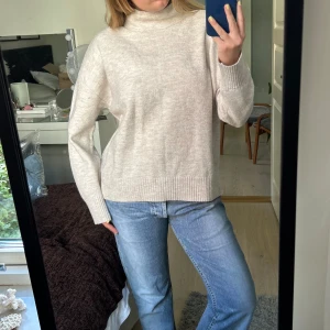 Beige stickad tröja  - Beige stickad polotröja