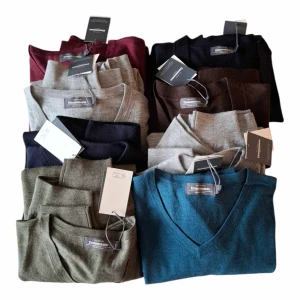 8st tröjor i merino ull storlek large - Säljer kläder i min firma 8st tröjor från Dressmann storlek large 100% merino ull Alla är nya Produkterna finna på min hemsida Ni är välkomna att köpa på min hemsida Free frakt för köp minst 400kr https://nizzyfit.se/